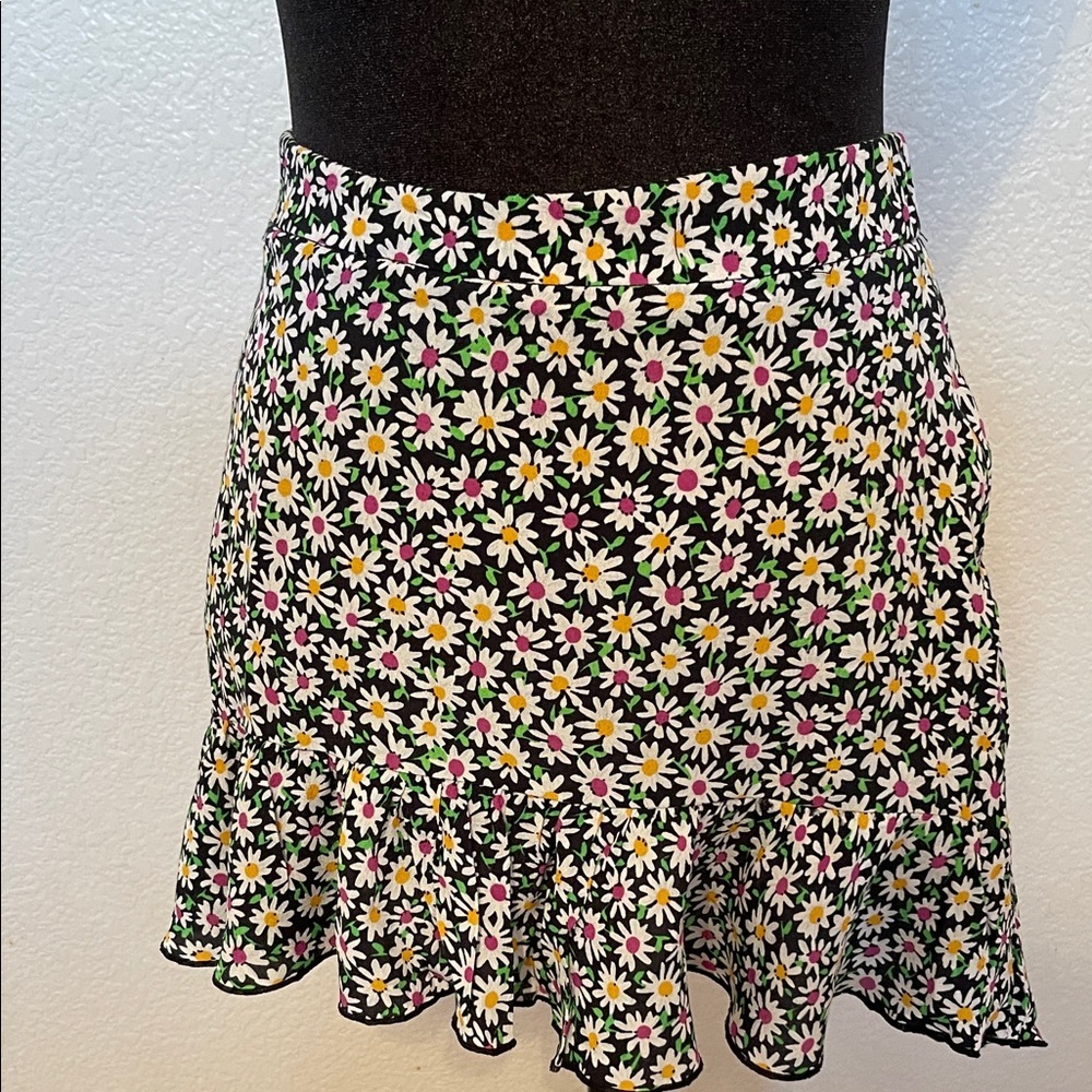 Zara Black Daisy-Print Mini Skirt with Ruffle Hem - Picture 2 of 5